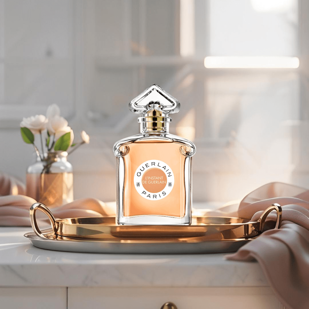 "Guerlain L'Instant de Guerlain 2.5 oz Eau de Parfum Spray for Women – elegant glass bottle with golden-hued fragrance, featuring the iconic inverted heart-shaped stopper, reflecting timeless sophistication."