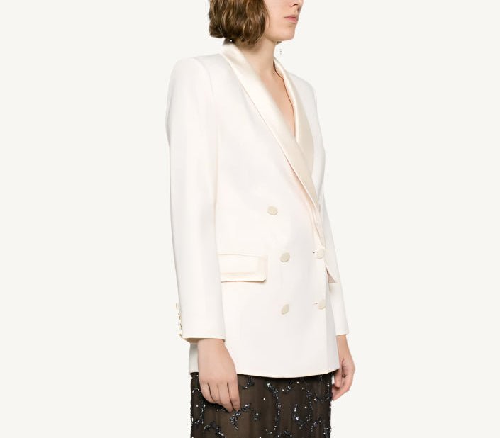 "White Elisabetta Franchi women's blazer with lapel collar, v-neckline, long sleeves, and front pockets – perfect for chic spring/summer looks."