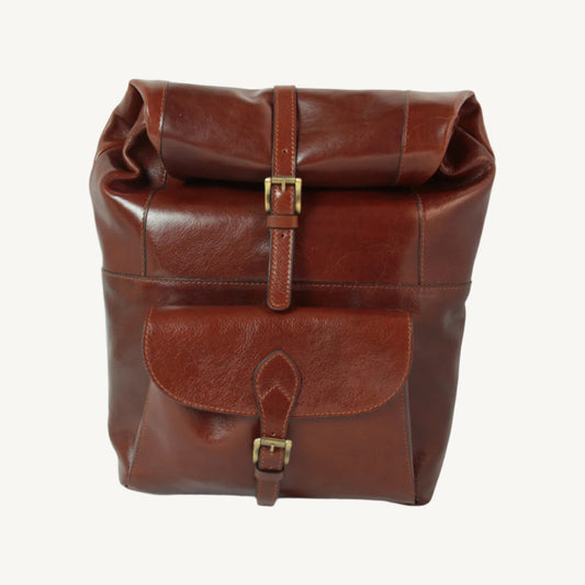 Full grain leather backpack with trolley strap, magnet closure, laptop pocket, and “Made in Italy” lining. Size 31x39x15 cm, weight 1.1 kg.