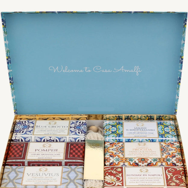 "Casa Amalfi Sailing Il Mediterraneo Gift Set featuring six luxurious 150g vegan soaps including a body scrub and a natural sisal bag, beautifully presented in an exclusive maiolica design inspired by the Amalfi Coast."