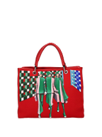 The interior with logo and lined in red cotton offers three functional pockets. The bag is painted on the front and back. Accessories: nickel-colored hooks, buttons and zippers, red leather woven handle, red leather shoulder strap.
Double magnetic button closure.
Central internal division with zip closure.