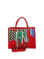 The interior with logo and lined in red cotton offers three functional pockets. The bag is painted on the front and back. Accessories: nickel-colored hooks, buttons and zippers, red leather woven handle, red leather shoulder strap.
Double magnetic button closure.
Central internal division with zip closure.