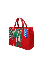 The interior with logo and lined in red cotton offers three functional pockets. The bag is painted on the front and back. Accessories: nickel-colored hooks, buttons and zippers, red leather woven handle, red leather shoulder strap.
Double magnetic button closure.
Central internal division with zip closure.