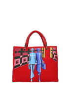 The interior with logo and lined in red cotton offers three functional pockets. The bag is painted on the front and back. Accessories: nickel-colored hooks, buttons and zippers, red leather woven handle, red leather shoulder strap.
Double magnetic button closure.
Central internal division with zip closure.