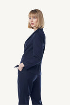 Navy peak-lapel single-breasted blazer — tailored and sophisticated, designed with sharp peak lapels and a streamlined silhouette, perfect for professional and smart-casual occasions.
