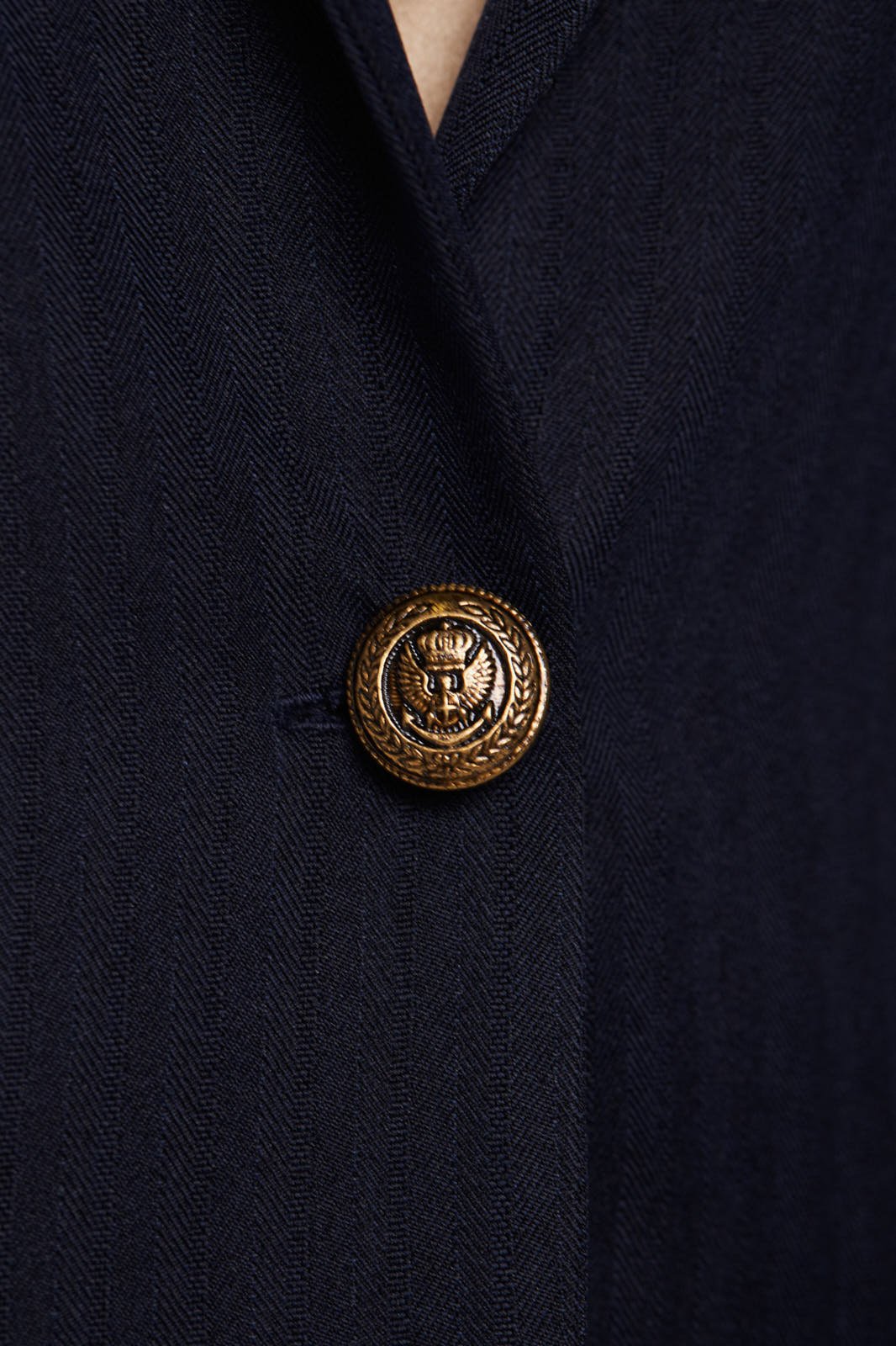 Navy peak-lapel single-breasted blazer — tailored and sophisticated, designed with sharp peak lapels and a streamlined silhouette, perfect for professional and smart-casual occasions.