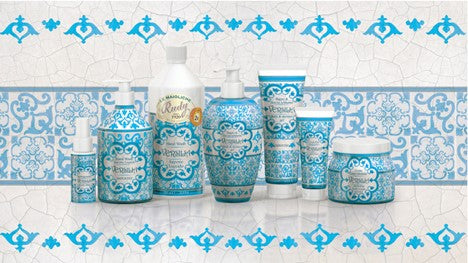 "Le Maioliche Versilia Liquid Hand Soap 500ml – creamy and gently cleansing hand soap with vibrant notes of sweet tangerine, freesia, jasmine, and peach, inspired by the joyful summer spirit of Versilia and adorned in classic Italian majolica design."