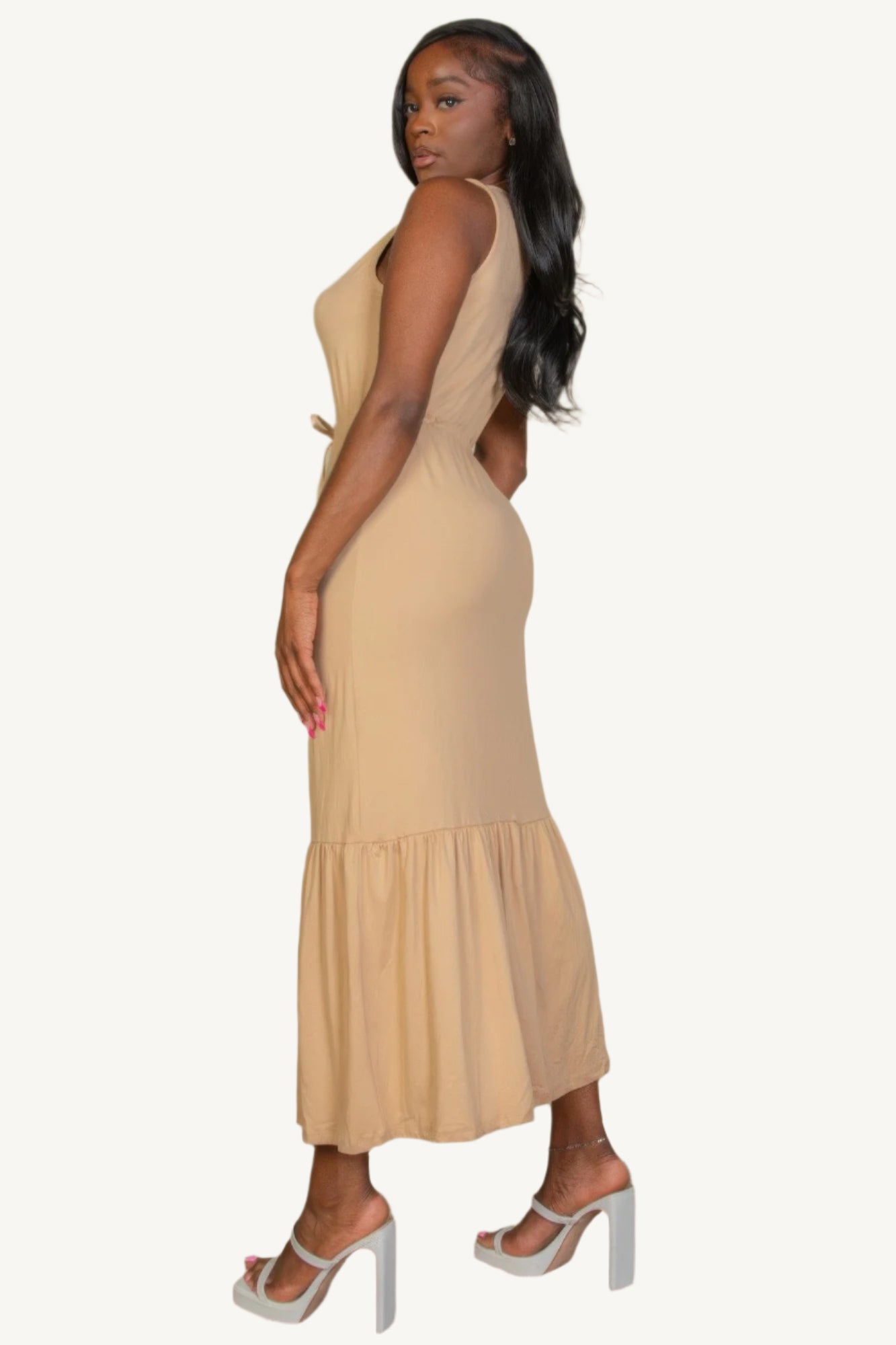 "Sleeveless jersey maxi dress with button front and tie waist – lightweight, stretchy fabric for a flattering, relaxed summer look."