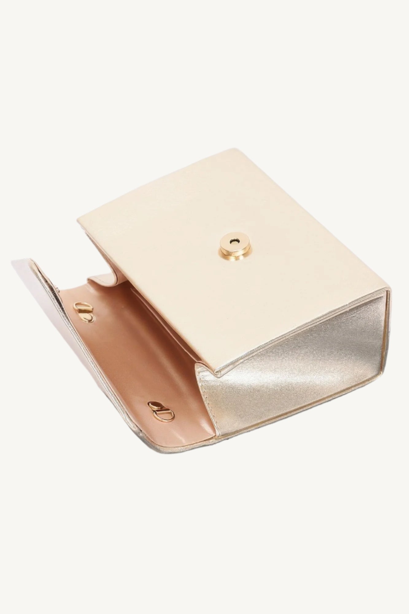"Metallic crossbody bag with metal handle – stylish and functional accessory for any occasion."