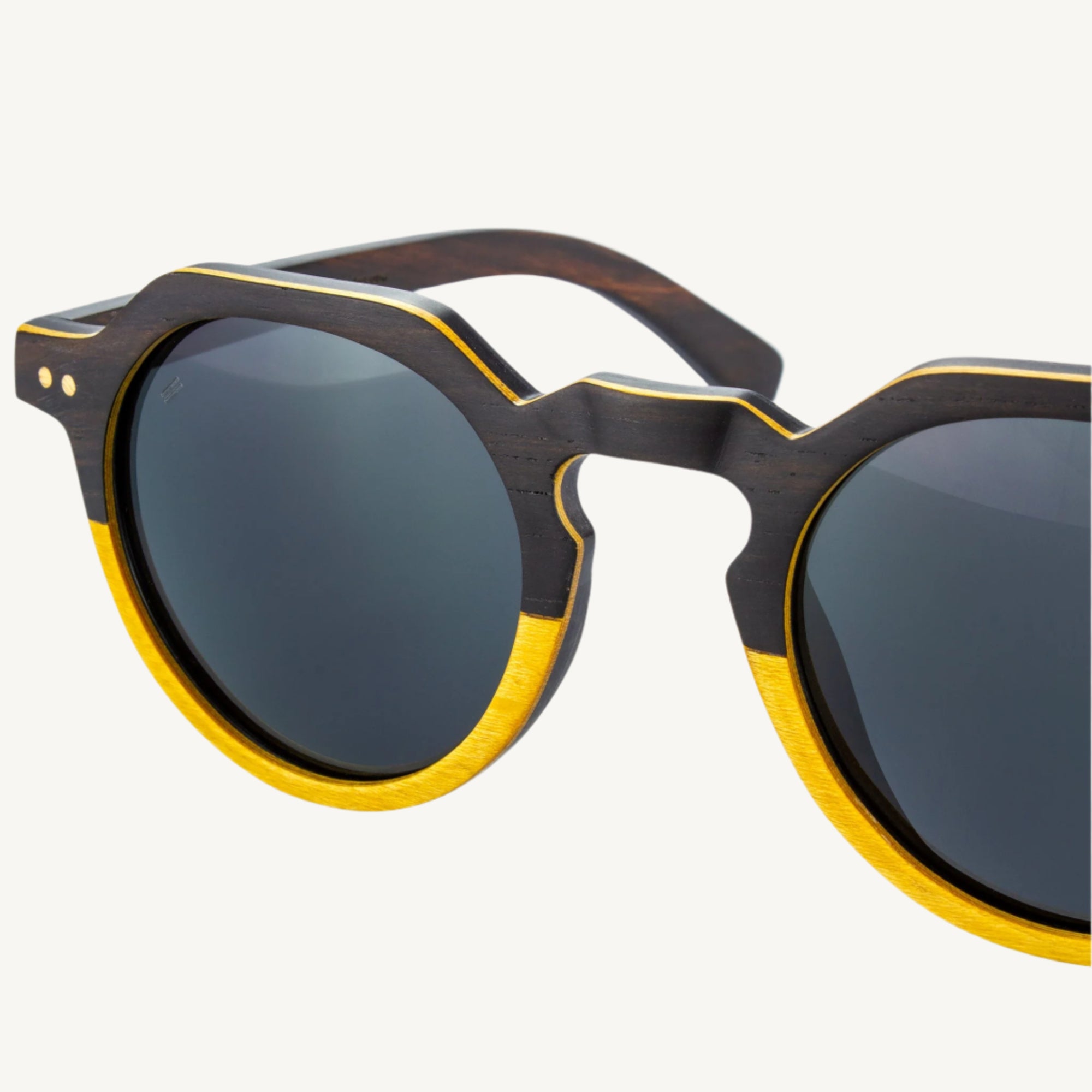 Anna Maria sunglasses — stylish and versatile with dapper round lenses and a soft, subtle keyhole bridge. Perfect for adding a classic touch to any look, whether you're on the go or relaxing in style.