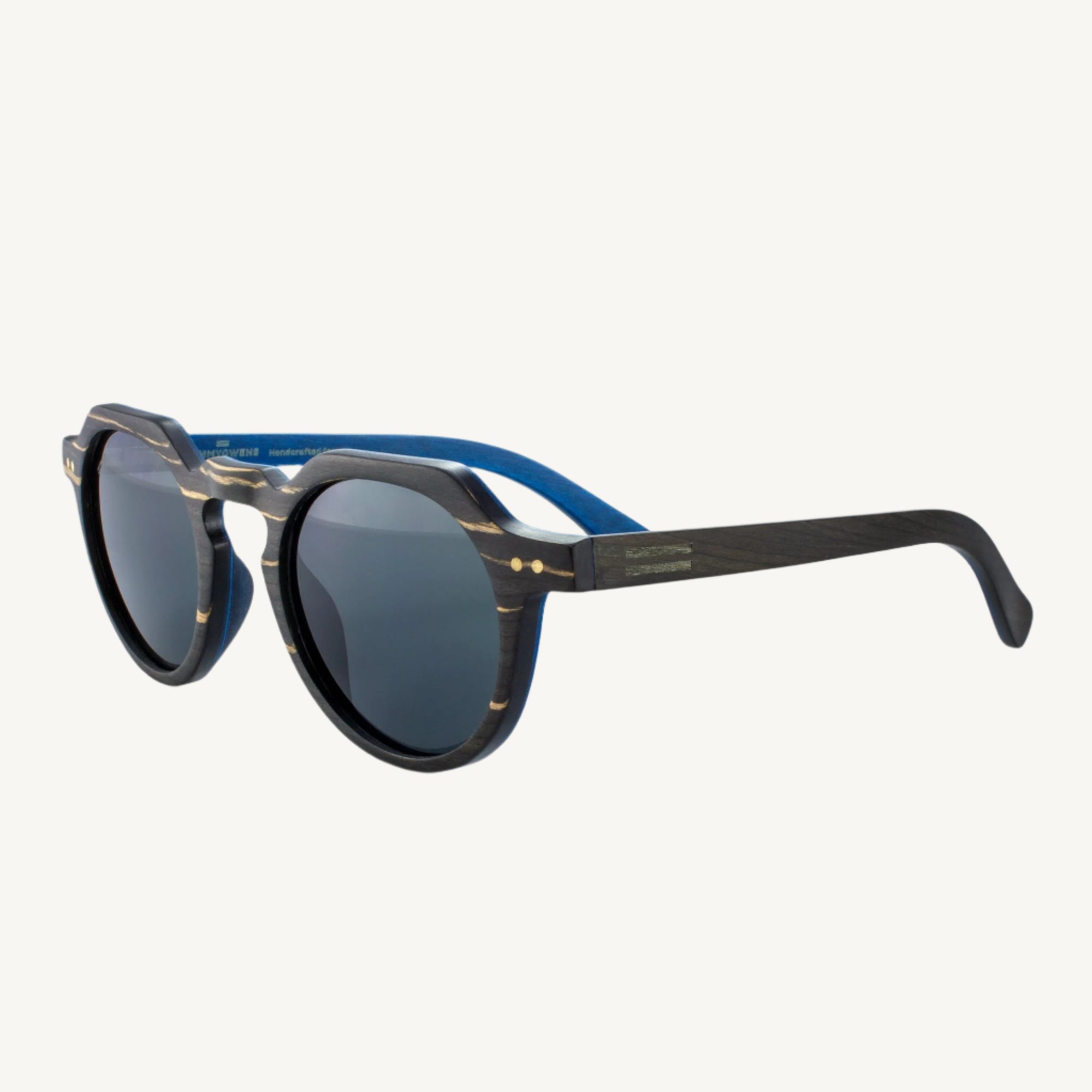 Anna Maria sunglasses — stylish and versatile with dapper round lenses and a soft, subtle keyhole bridge. Perfect for adding a classic touch to any look, whether you're on the go or relaxing in style.
