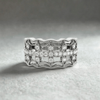 Diamond Studded Four Leaf Clover Motif Ring in 14K White Gold (1/4 cttw) – A charming four-leaf clover ring adorned with sparkling diamonds, set in 14K white gold, offering a stylish and lucky accessory.