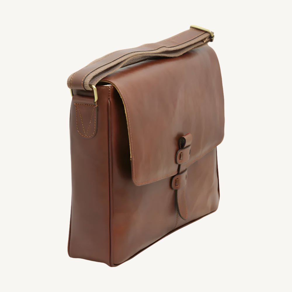 Elegant full-grain calfskin messenger bag with padded tablet pocket, synthetic lining, and adjustable shoulder strap – perfect for work or everyday carry.